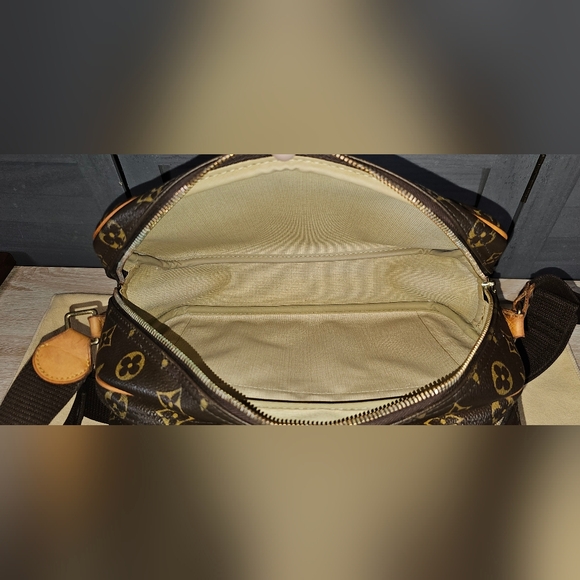 Authentic LOUIS VUITTON Monogram Reporter PM Shoulder Bag - Picture 12 of 16